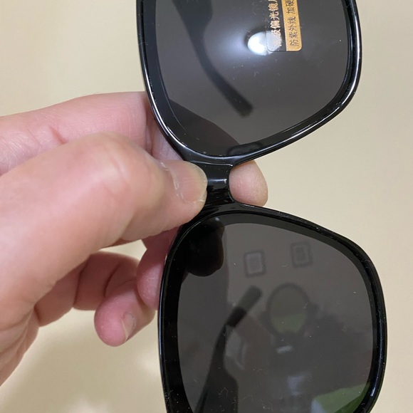 Snap on sunglasses that fits all eyeglasses - Picture 2 of 4